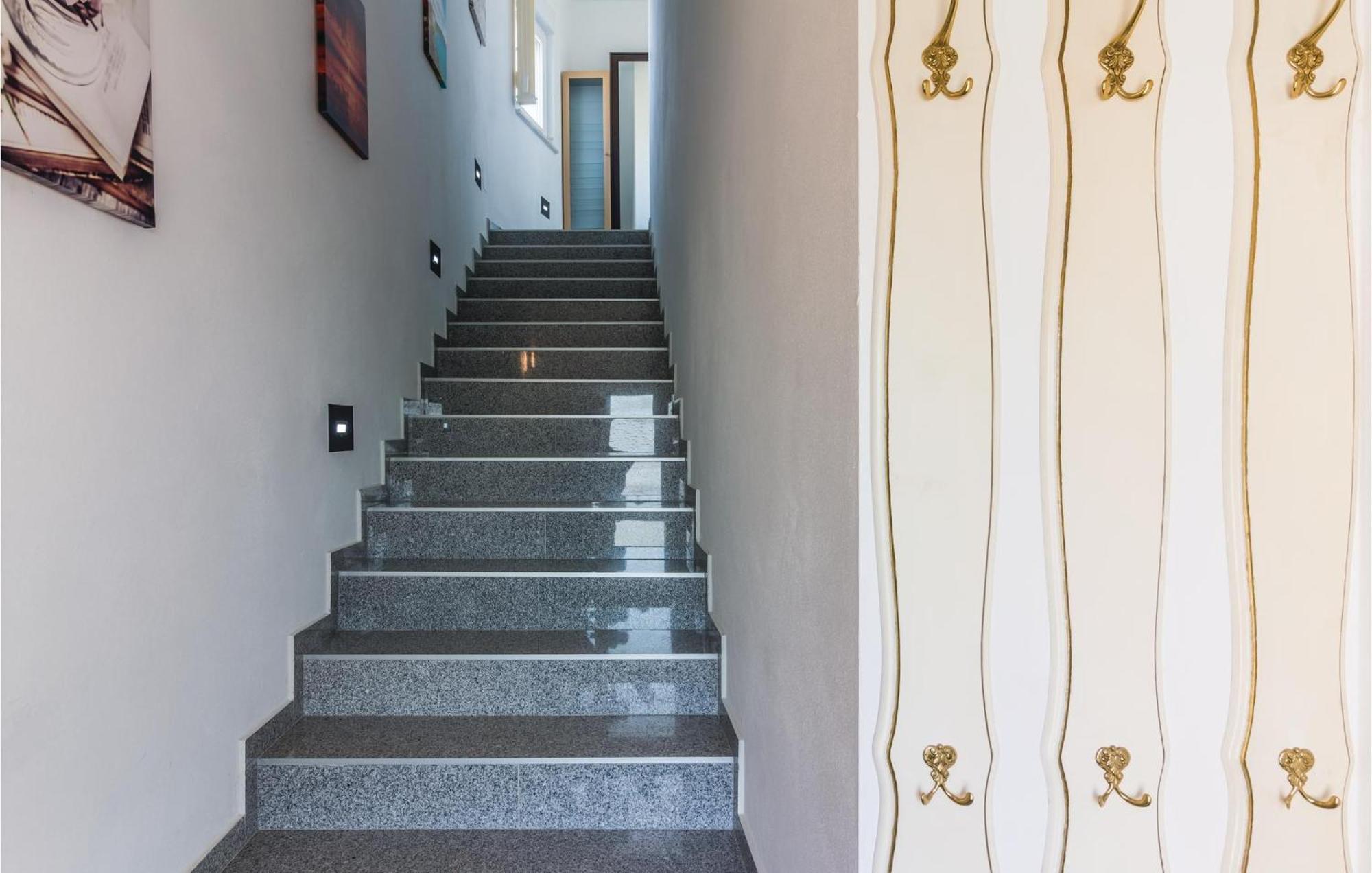 Stunning Apartment In Fazana With House Sea View Екстериор снимка