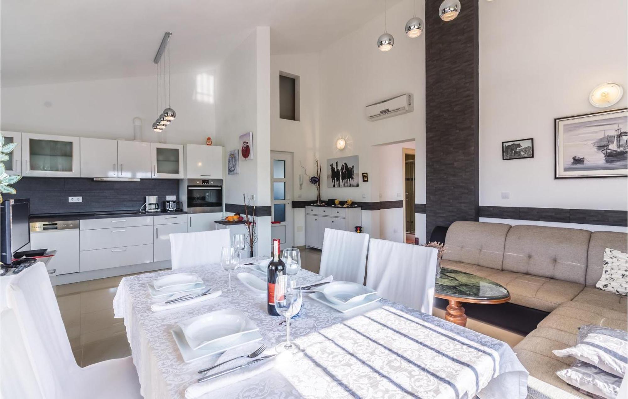 Stunning Apartment In Fazana With House Sea View Екстериор снимка