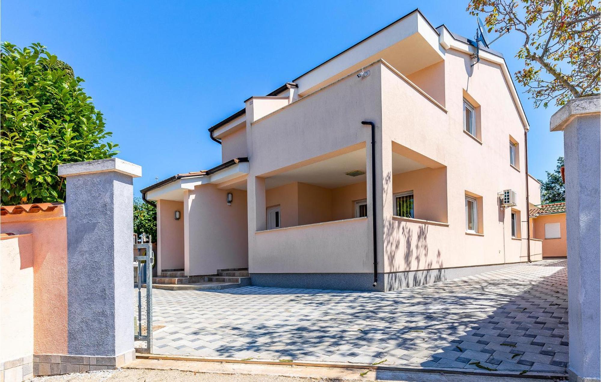 Stunning Apartment In Fazana With House Sea View Екстериор снимка